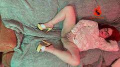 Liz Heat: Soție sexy matură în tocuri și lenjerie se masturbează