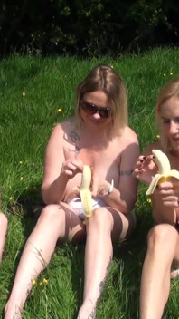 Jeu lesbien en plein air