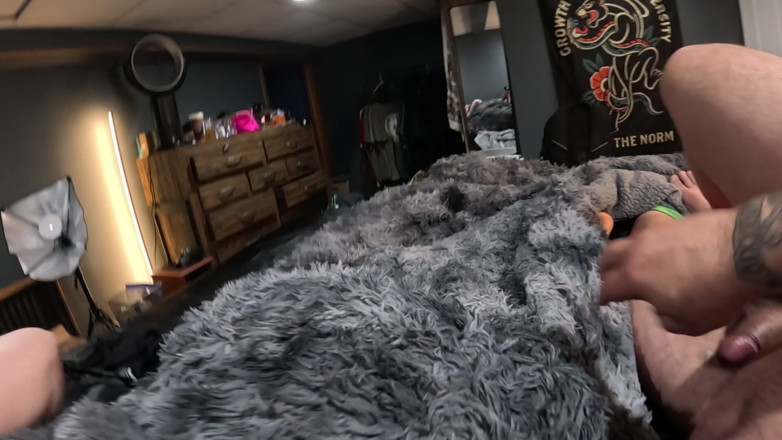 Joe Daddy: Compartiendo cama con culona hermanastra