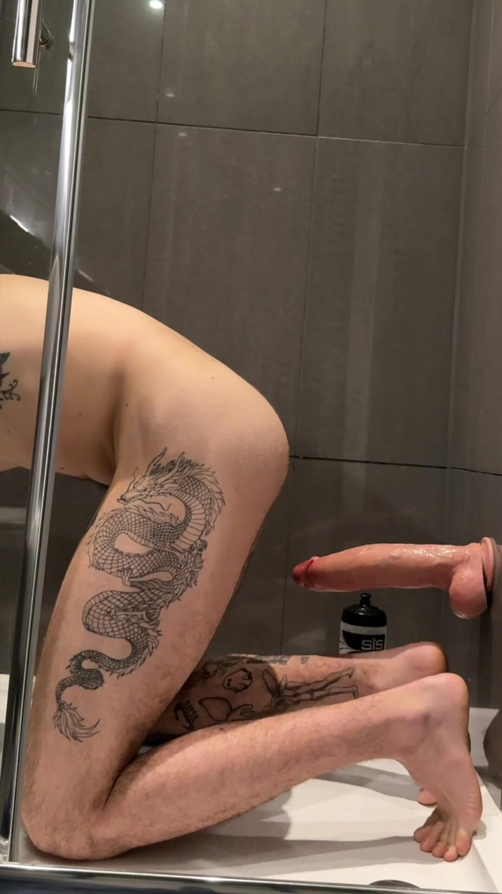 davidedpxxx: Culo affamato bloccato gioca con un enorme dildo mostruoso da 10...