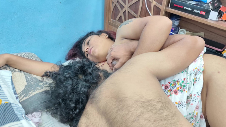 Vaigavarun45: Cewek sange ini lagi asik nyepong kontol sampai dicrot di...