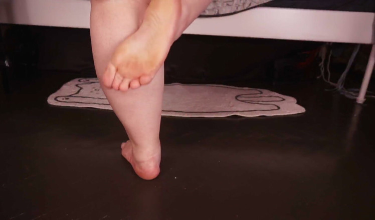 AssGives: Saya Walk Barefoot