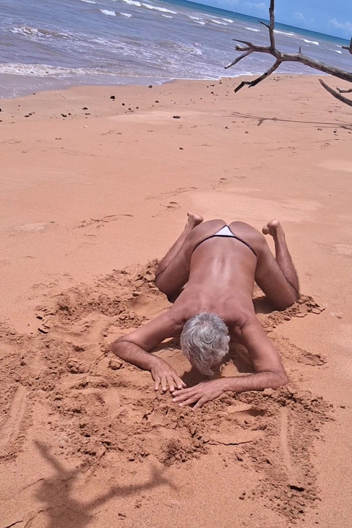 Ladysilvas: Ladysilva di pantai dalam bikini menikmati matahari di pantat panasnya