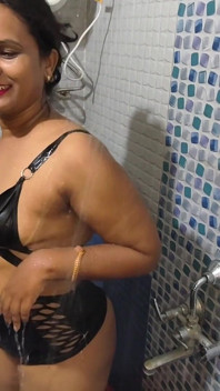 Desi Indian Marathi Kavita Nude Bath with Hairy Pusssy and Squtering
