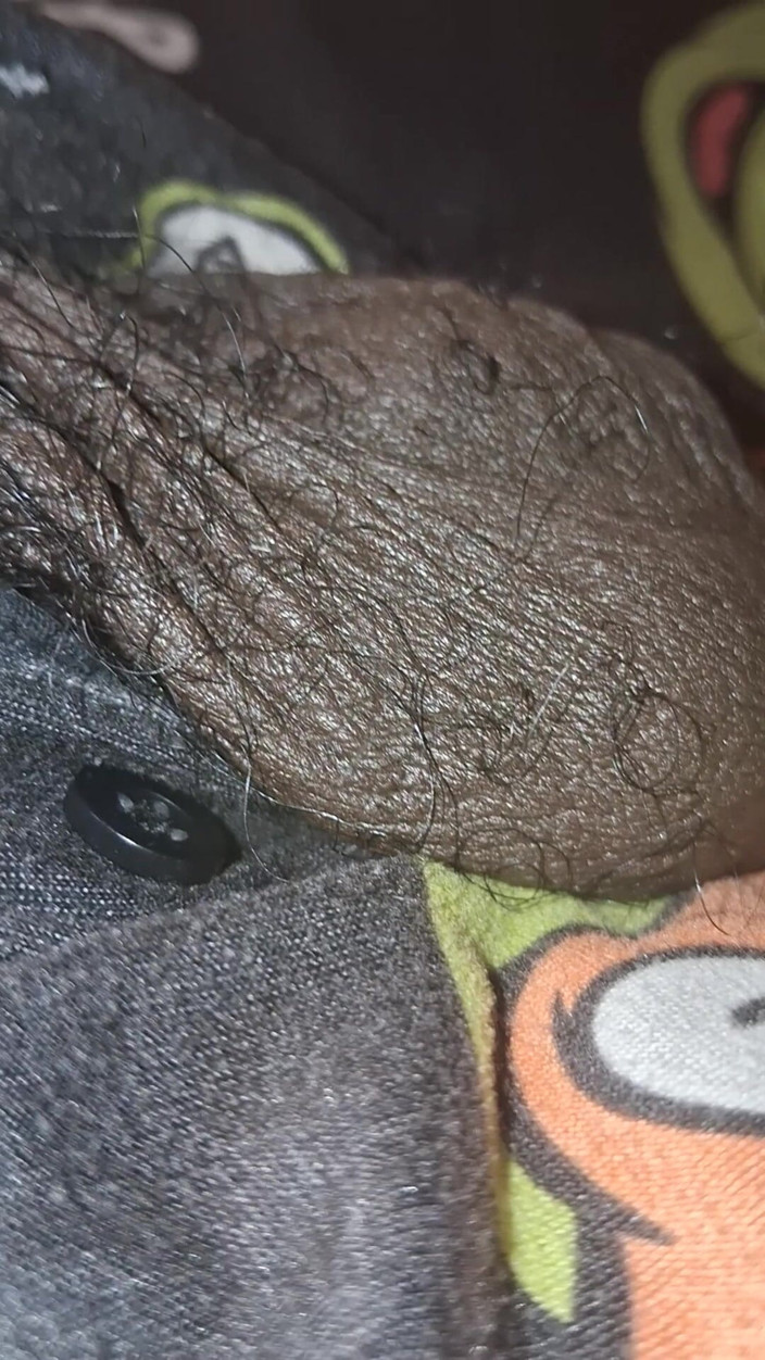 Chocolate Meat Stick: Close up - kontol hitam besar pribadi yang belum disunat