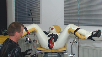 Rubber & Clinic Studio - 1ATOYS: Curvă în cauciuc pe scaunul ginecologului, partea 1