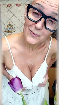 Ateşli ev hanımı Lukerya çamaşır makinesinde mastürbasyon yapıyor, Rus orta yaşlı seksi kadın tek başına, beyaz şortla azdırıyor