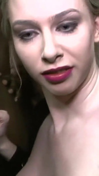 Blonda sexy Grace are parte de mai multe ejaculări pe față cu ejaculare multiplă
