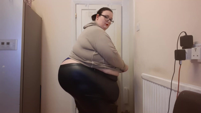 SSBBWLadyBrads: SSBBW BBW thongs and leather leggings try on
