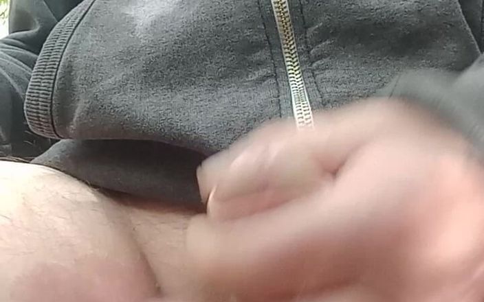 rastyo75: Zich aftrekken in het bos met sperma