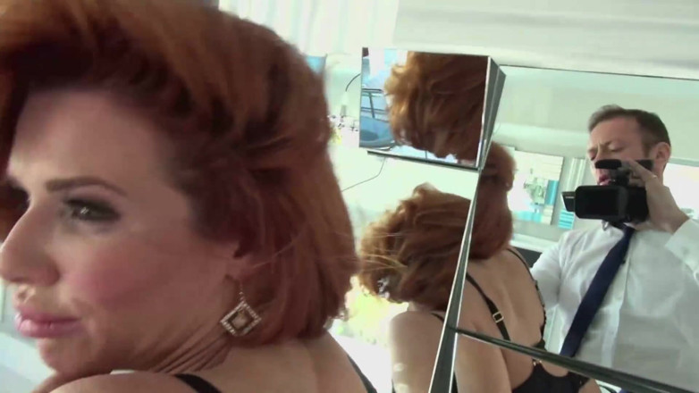 Dark Alley Orgy: Herausragende MILF mit dicken titten wird in POV anal geknallt