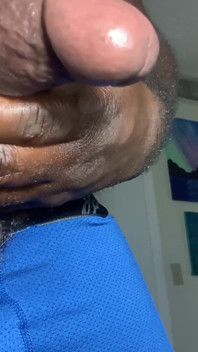 Uomo gay con cazzo nero che si masturba e sborra con un grande carico di sborra, mentre geme e dice porcate