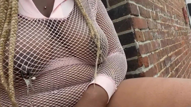 Super sexy ebony cuties: Ходячи в ажурній сукні, трахаючи мою пизду на громадських сходах