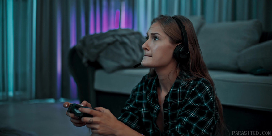 Parasited: Parasited - Jia Lissa folla el cerebro de su amiga gamer...