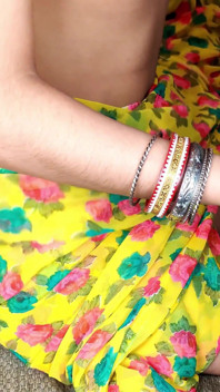 Desi India ha chiamato il suo ragazzo con un grosso cazzo a casa e viene scopata duramente in Sari giallo