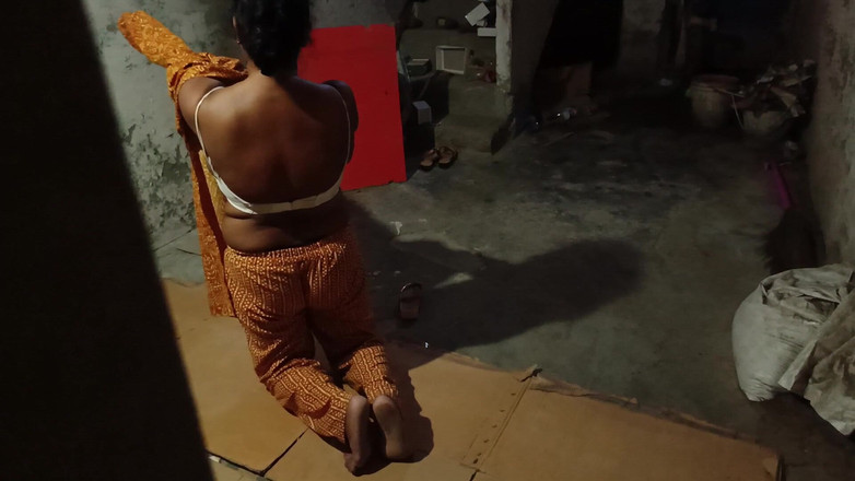 Nirman: Une bhabhi à gros cul se change et un garçon regarde