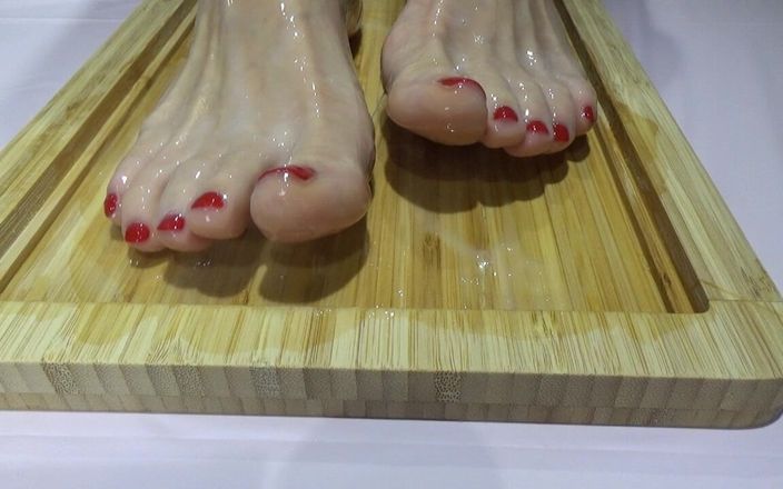 AnnaBUST: 보지와 다리에 정액