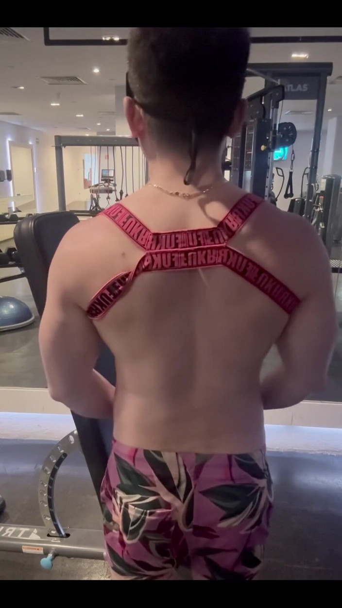 barenakedboy: Flexing di Gym