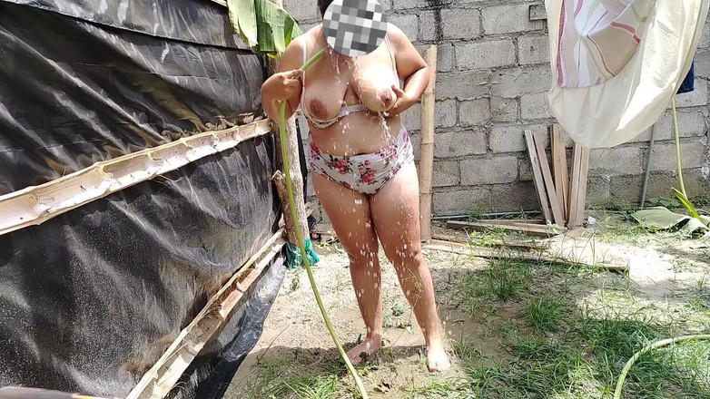 Stepmom_with_big_tits: Seksi Kolombiyalı kız halka açık bir yerde banyo yapıyor ve...