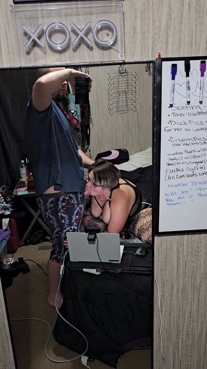 Funhousewife69: Er ging ins schlafzimmer und ließ mich seinen schwanz lutschen