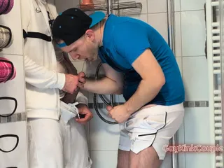 Đồ thể thao đi tiểu đụ trong phòng tắm