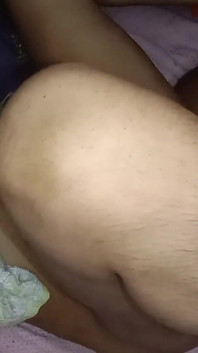 Een studente neukt haar vriendje en ze zijn zo geil dat ze de penis van de jongen in het strakke poesje van het meisje stoppen.