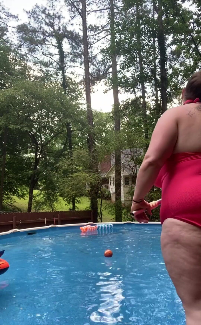 420bettyboobs: 一直在泳池边花了很多时间，如果你想知道我去过哪里