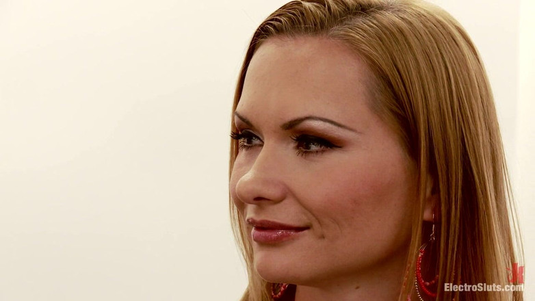 Electrosluts by Kink: Katja Kassin está de volta depois de uma longa ausência...