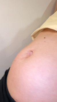 Léchage de l’anus d’une belle femme à différents stades de la grossesse