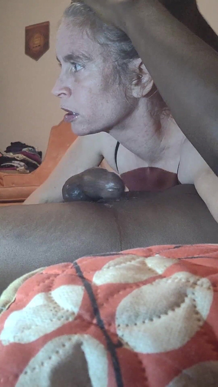SuzySwallows_xXx: Evli kadın yavaşça birkaç döl yutuyor, duramıyor