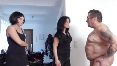 Femdom Austria: दो गुलामों पर अंटे फोड़ना
