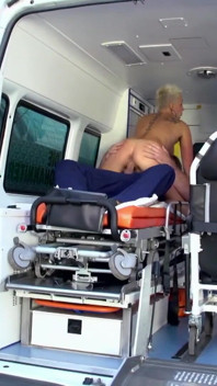Alemán - sexo duro en coche de ambulancia
