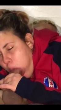 La mia sorellastra prende un grosso cazzo in bocca