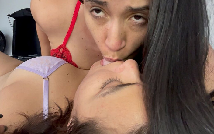 zoemelissa: Een paar lesbiennes genieten van een tongpijpbeurt