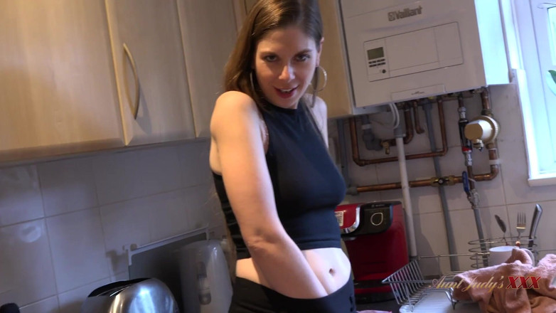 Aunt Judy's XXX: AuntJudysXXX - ภรรยา MILF สาวเซ็กซี่ Alice Maze ดูดควยให้ในครัว (มุมกล้อง POV)