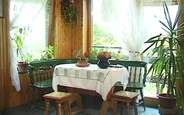 Deutsche Frauen: Гэнгбэнг с возбужденной немецкой бабушкой на улице