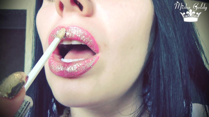 Goddess Misha Goldy: Narguilé fumando e fetiche por batom