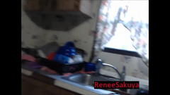 Renee Sakuya: Bra와 팬티에 싱크대를 떨어뜨려