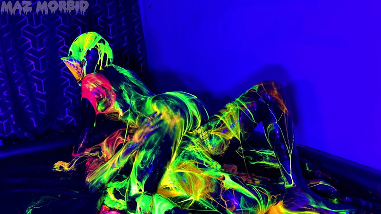 KinkyFemdomTV: Uv mokrá a špinavá gimpy plynová maska zábava s Patricií