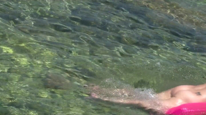 THAGSON CORE: पेशाब से सराबोर सुनहरे बालों वाली बेब स्क्वाटिंग और झील में लीक