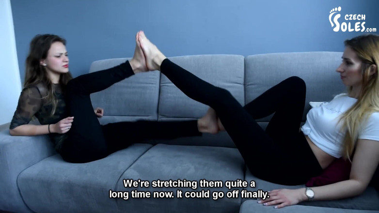 Czech Soles - foot fetish content: Două fete și-au lipit picioarele goale sexy împreună!