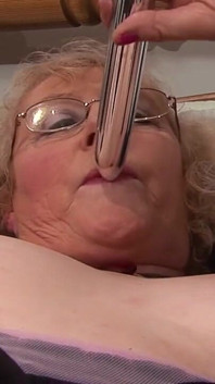 La Nonna Cattiva Ama Il Sesso E Impazzisce Durante La Masturbazione Solitaria