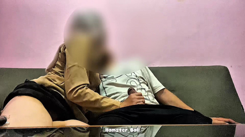 Hamster_Ball: Une étudiante infidèle en hijab apprend à baiser dans le salon quand...