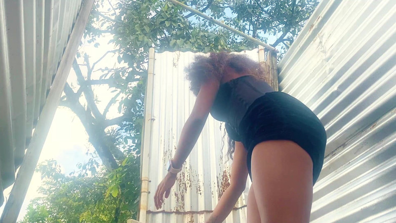 zendella usain: Awek ditangkap di dalam hutan (kabin luar)