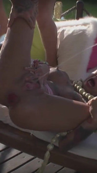 Cô bé xăm mình Bonnie Rotten được khoan cả hai lỗ bởi những con cu mập mạp