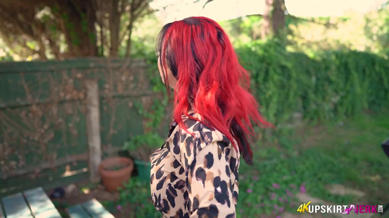 SkirtJerk: Roxi Keogh - coño en el jardín