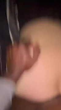 Atrapando a una chica traviesa en la cama