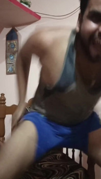 Zoufale sleduji šukací video 2-nadržených chlapců tvrdě šukají
