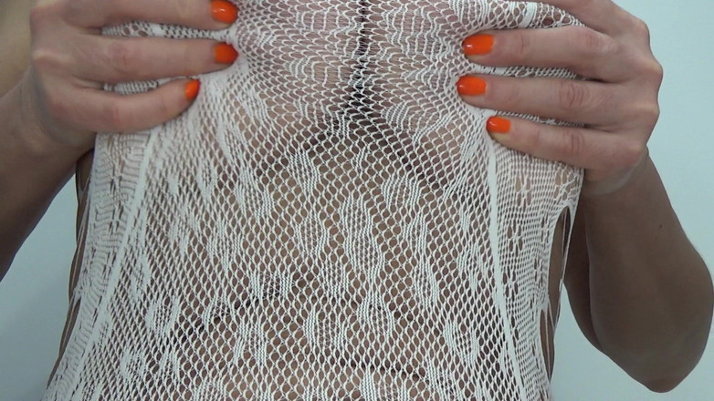 AnnaBUST: Beyaz Takım Elbiseyle Olgun Solo