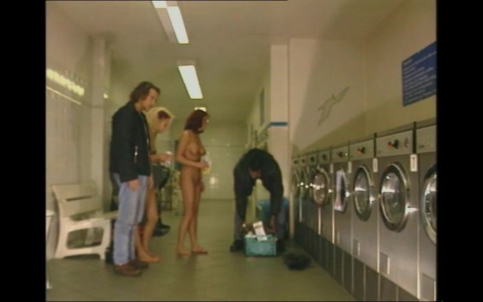 Muschi movie official: Ox fete adolescente frumoase futute în spălătorie de două pule mari